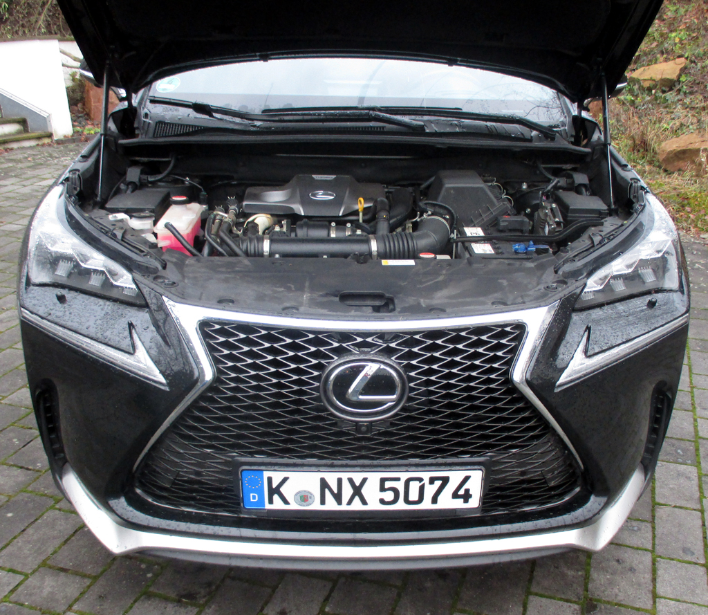 Lexus NX: Blick unter die Haube auf den 2,0-Liter-Vierzylinder.