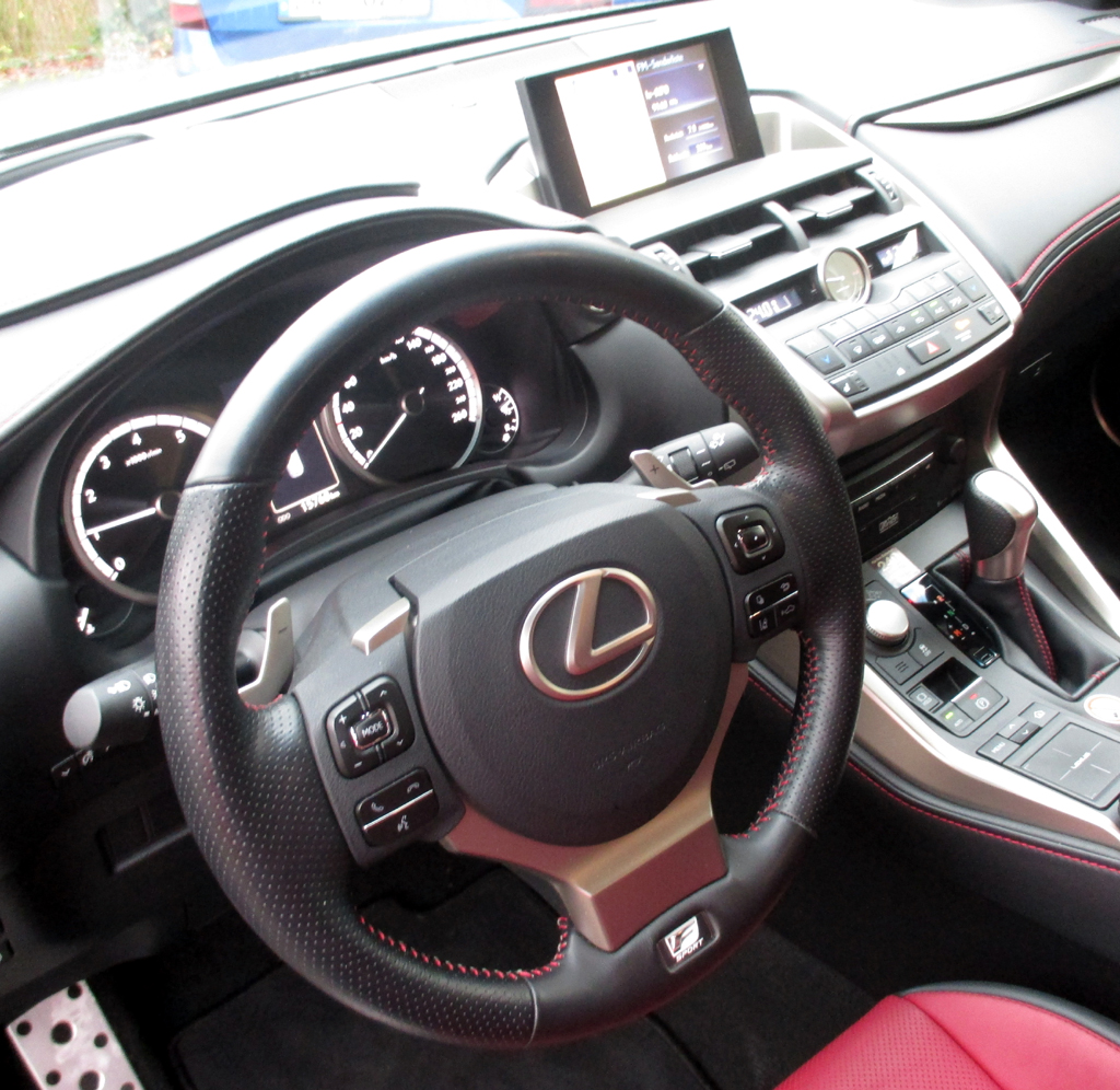 Lexus NX: An die Bedienung im Cockpit muss man sich erst gewöhnen.
