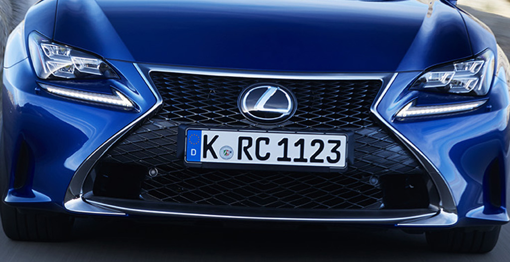 Lexus RC: Blick auf die Frontpartie mit dem Diabolo-Kühlergrill.
