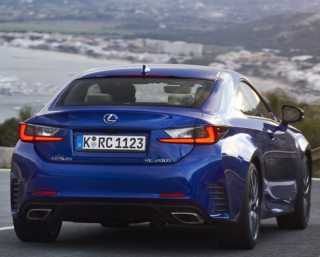 Lexus RC: Blick auf die Heckpartie.