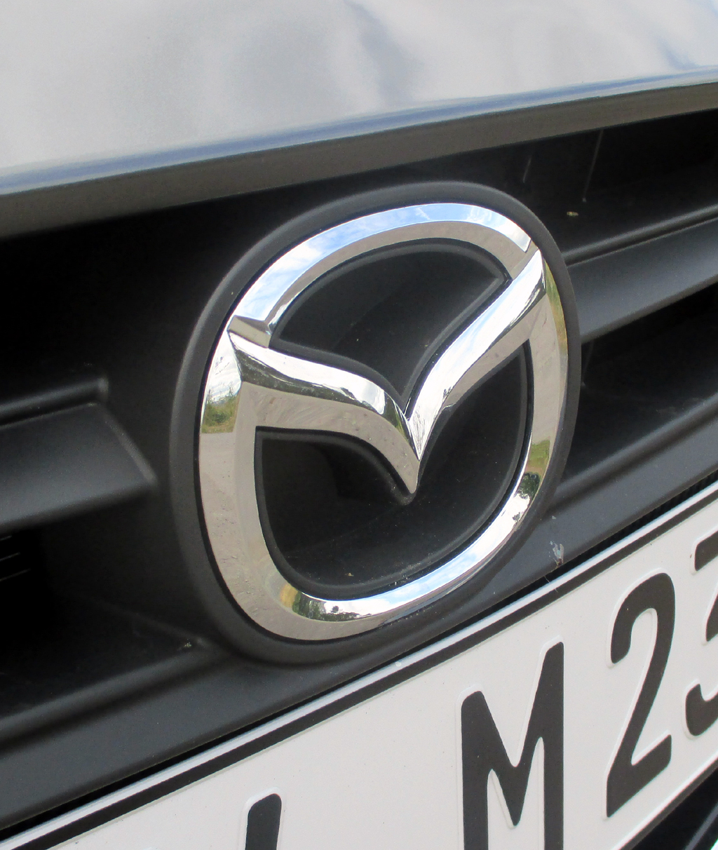 Mazda2: Das Markenlogo sitzt vorn im Kühlergrill.