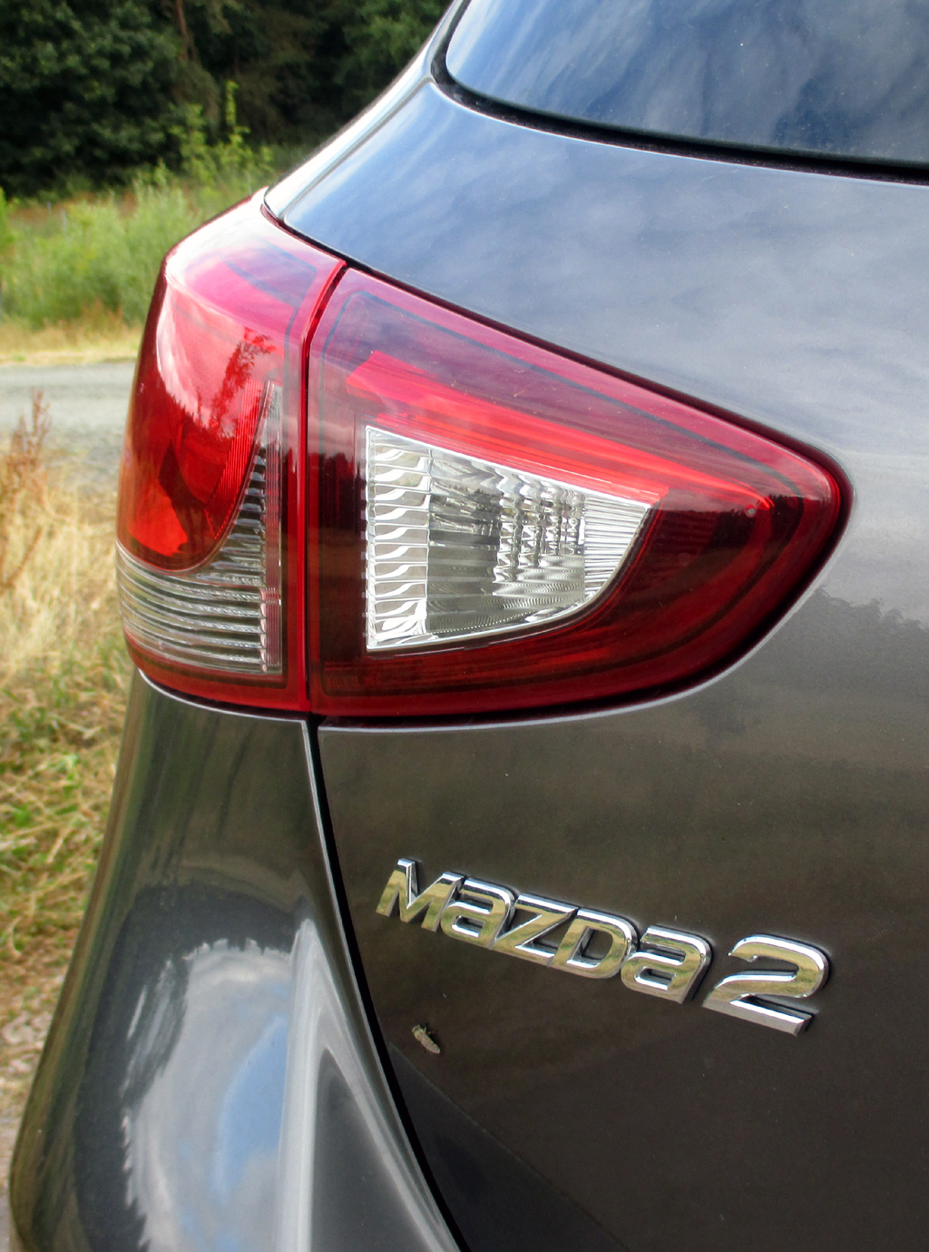 Mazda2: Moderne Leuchteinheit hinten mit Modellschriftzug.