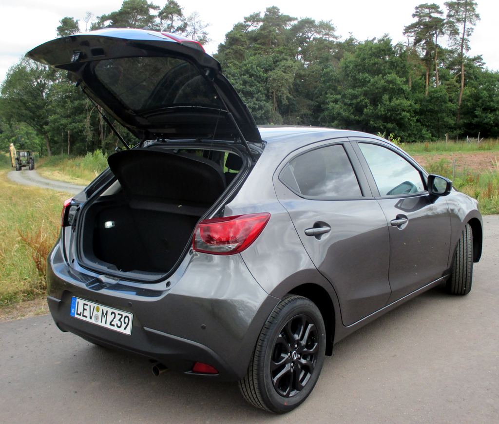 Mazda2: Das Gepäckabteil fasst immerhin noch 280 bis 950 Liter.