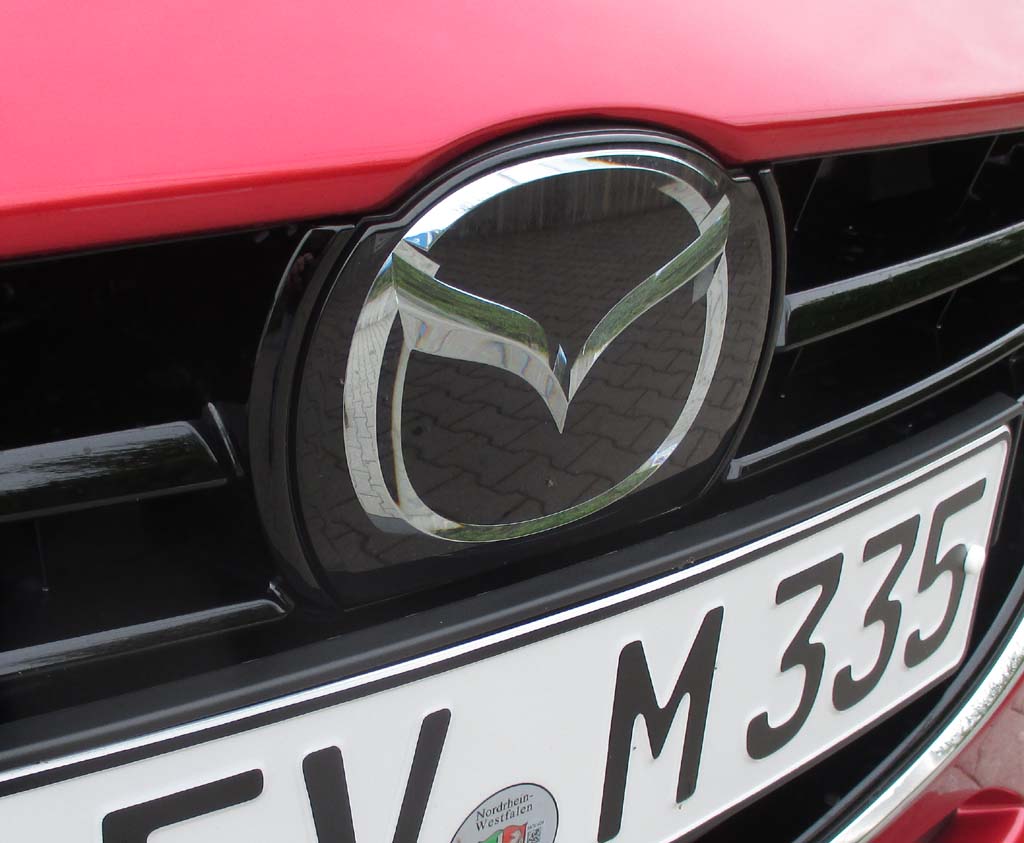 Mazda3: Das Markenlogo sitzt samt Nummernschild vorn im Kühlergrill.