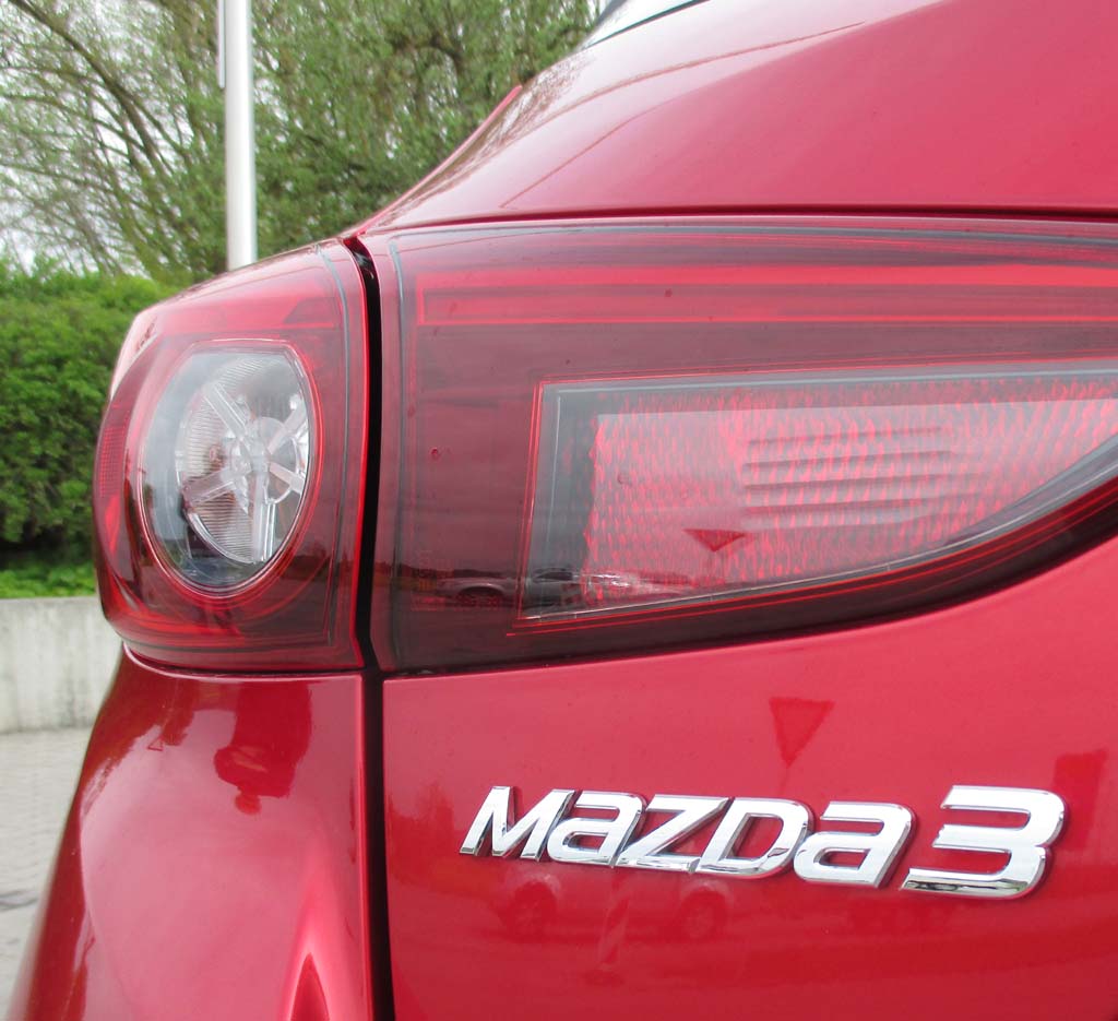 Mazda3: Moderne Leuchteinheit hinten mit Modellschriftzug.