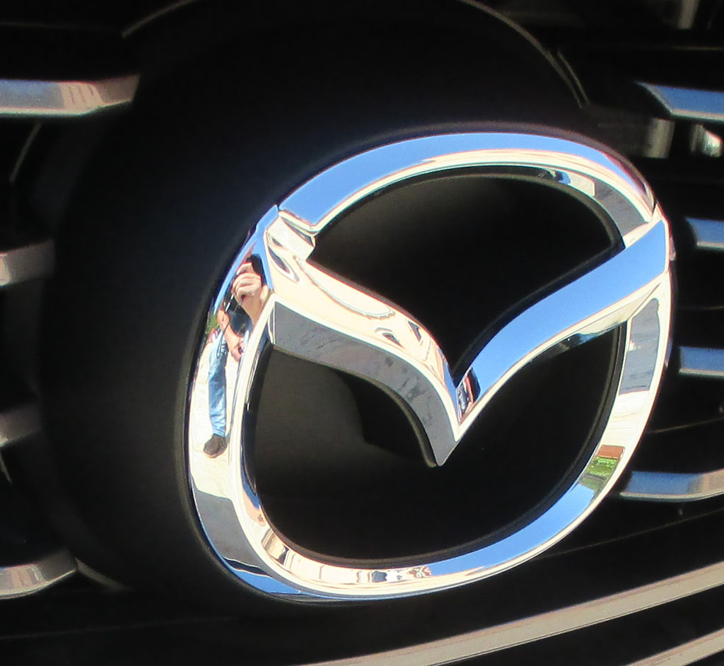 Mazda6: Das Markenlogo sitz vorn im Kühlergrill.          