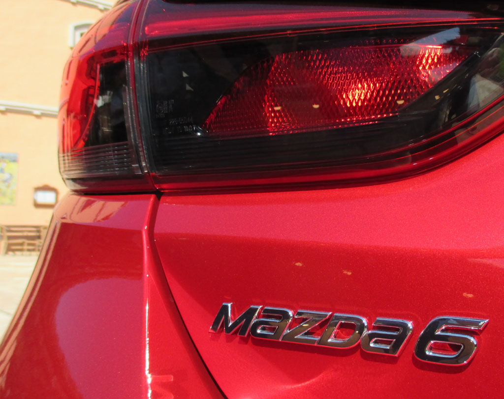 Mazda6: Moderne Leuchteinheit hinten mit Modellschriftzug.