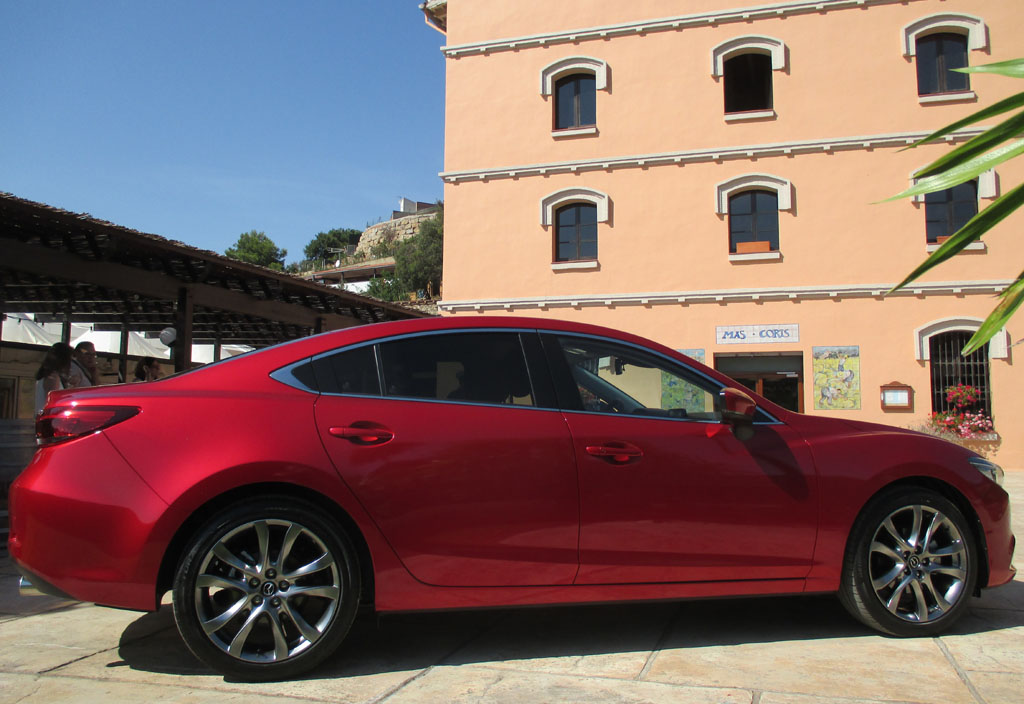 Mazda6: So sieht das viertürige Stufenheck-Modell von der Seite aus.