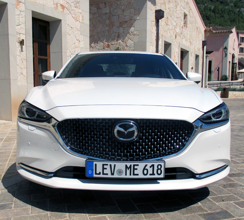 Mazda6: Blick auf die etwas kraftvoller wirkende Front. Fotos: Koch