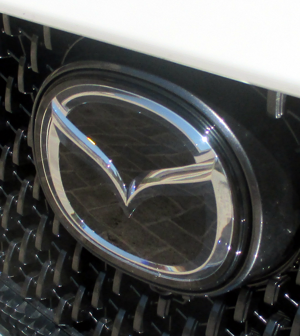 Mazda6: Das Markenlogo sitzt vorn im Kühlergrill.