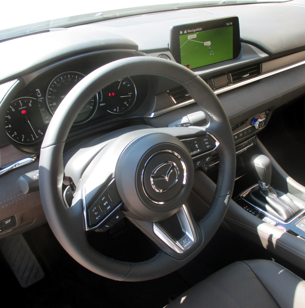 Mazda6: Im Cockpit geht es längst übersichtlicher zu.