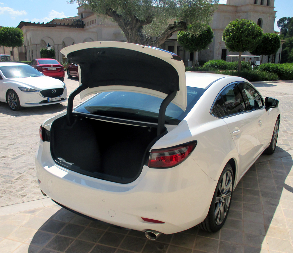 Mazda6: Das Gepäckabteil der Limousine fasst 480, das des Kombis 522 bis 1644 Liter.