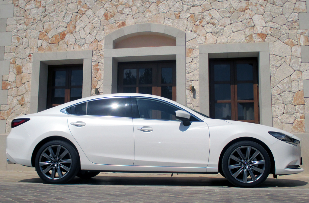 Mazda6: Und so formschön sieht der fünfsitzige Viertürer von der Seite aus.