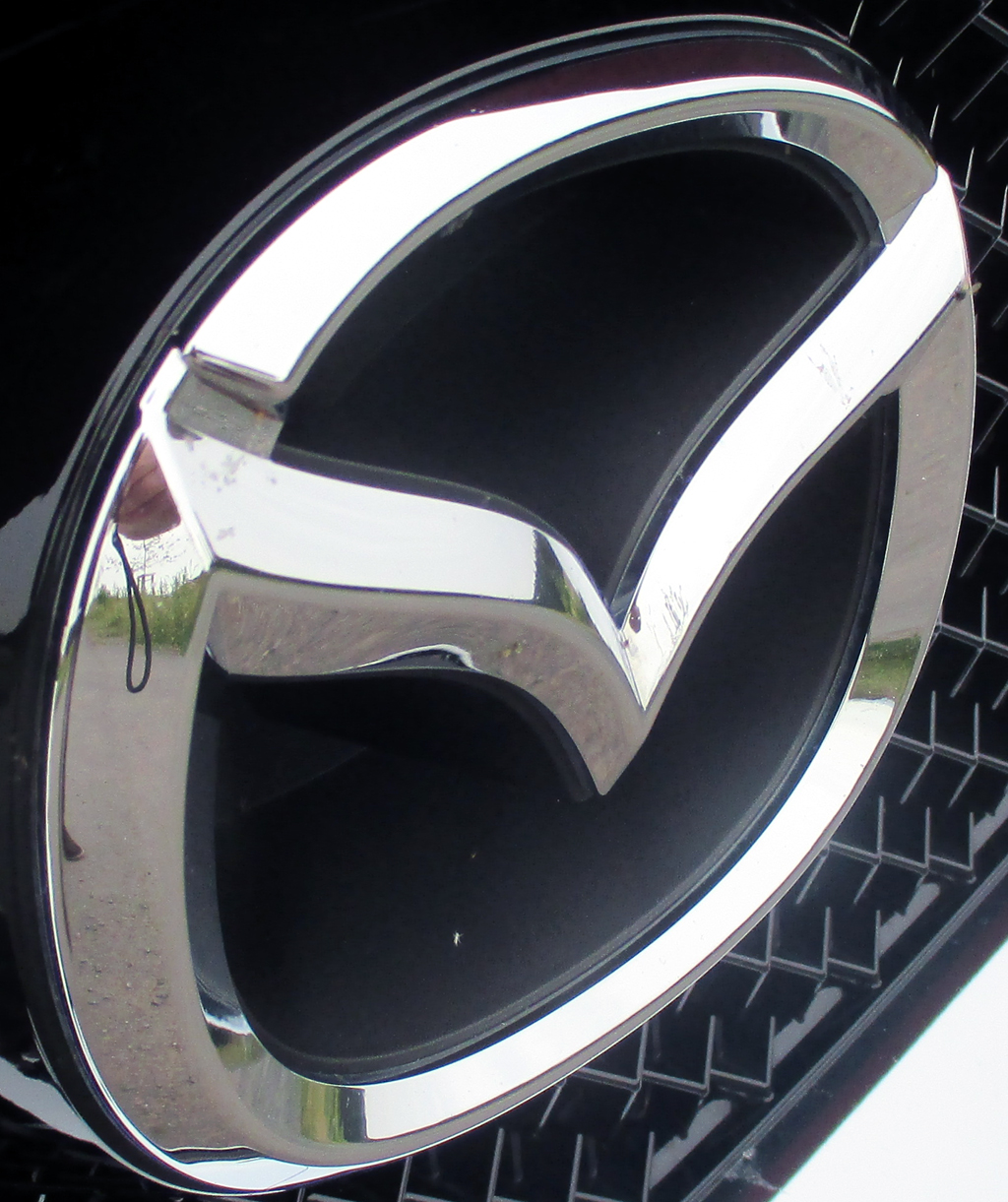 Mazda CX-5: Das Markenlogo sitzt vorn im Kühlergrill.