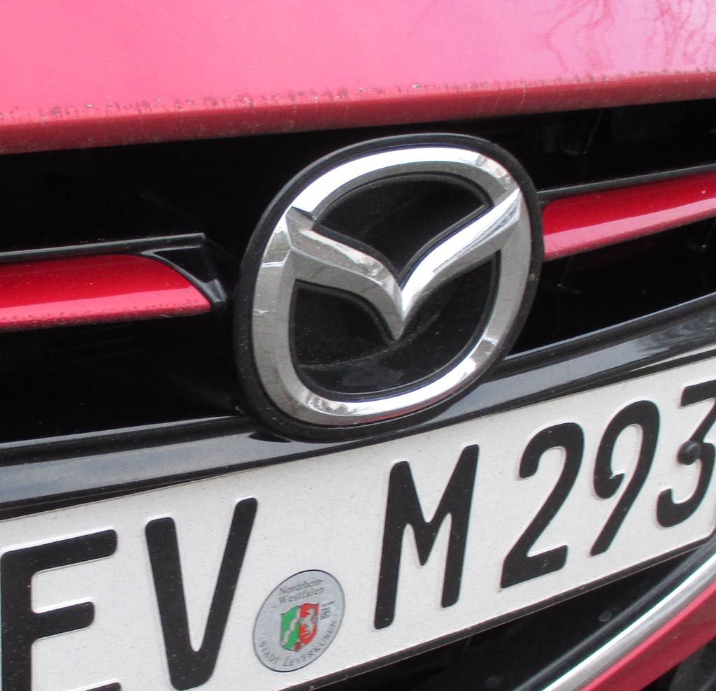 Mazda2: Blick auf das Markenlogo an der Frontpartie.