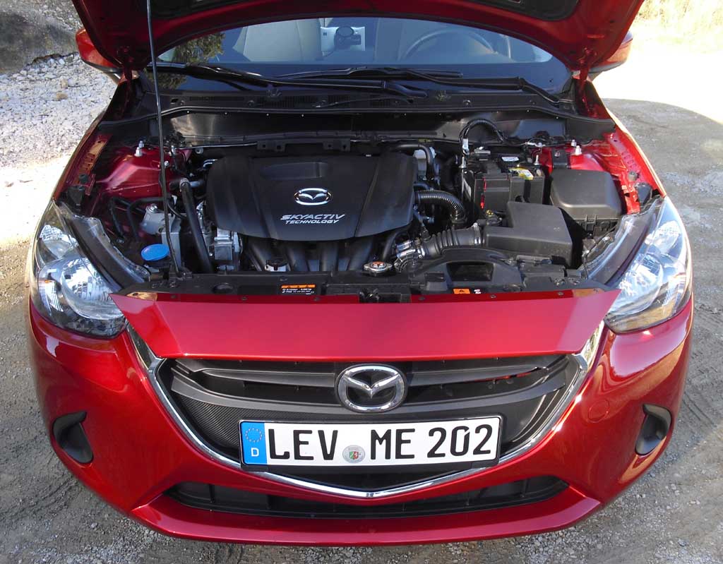 Mazda2: Blick unter die Haube.