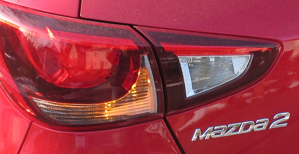 Mazda2: Moderne Leuchteinheit hinten mit Modellschriftzug.