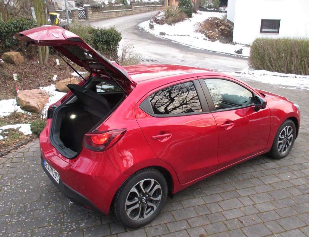 Mazda2: Das Gepäckabteil fasst immerhin noch 280 bis 950 Liter.