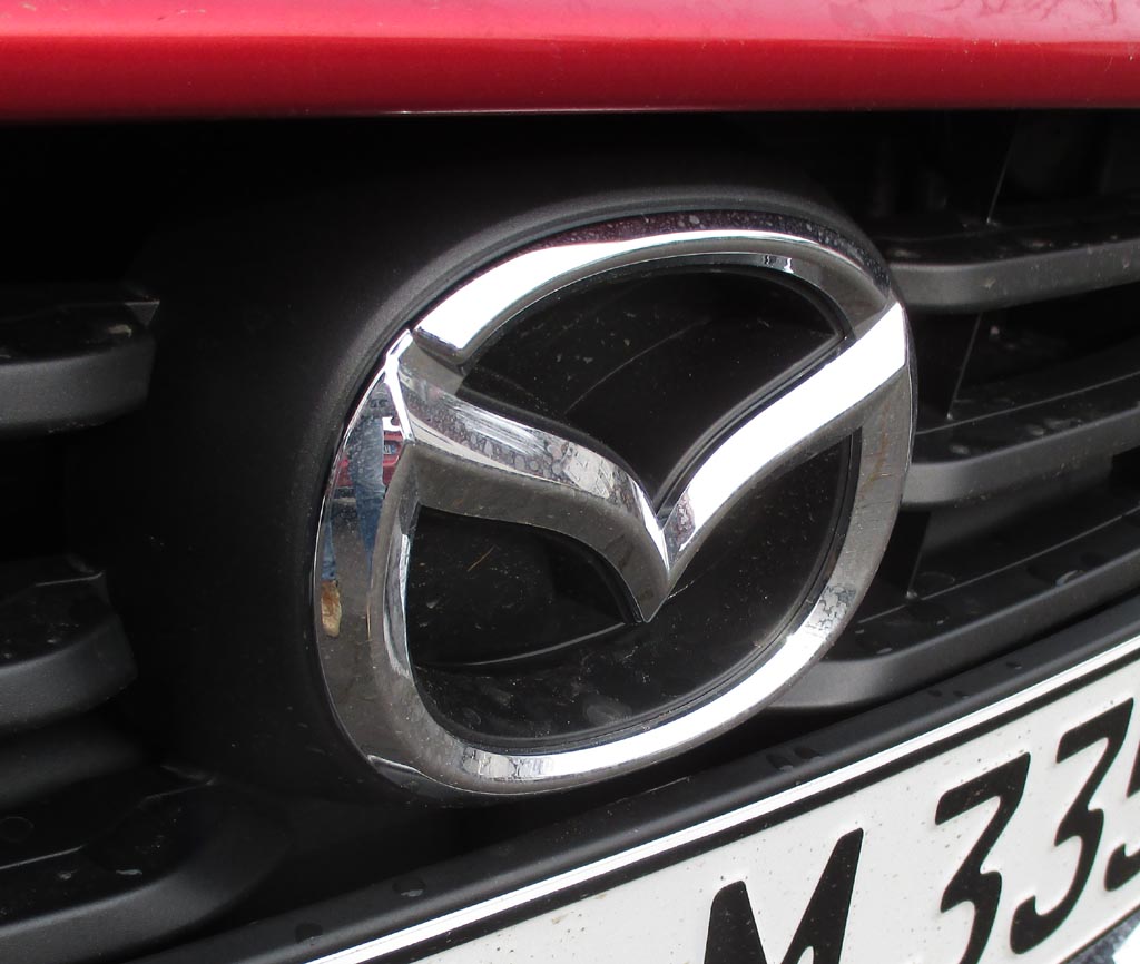 Mazda3: Das Markenlogo sitzt vorn im oberen Kühlergrill-Teil.