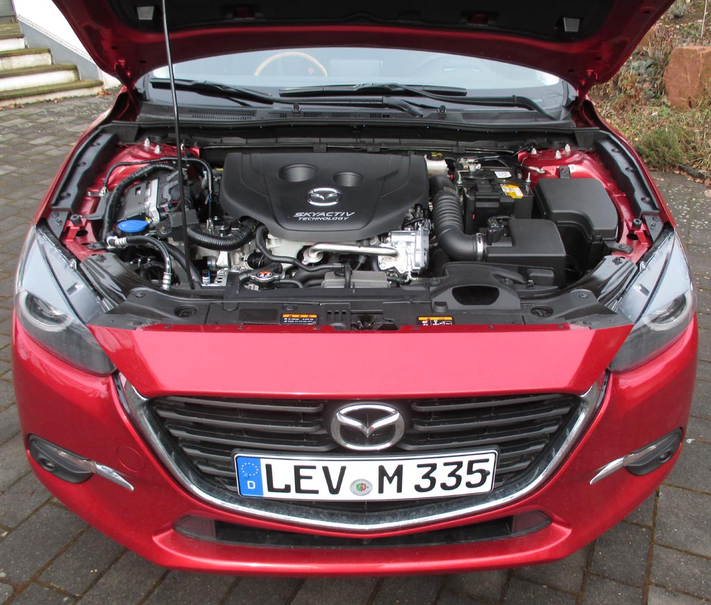 Mazda3: Blick unter die Haube auf den 1,5-Liter-Selbstzünder.