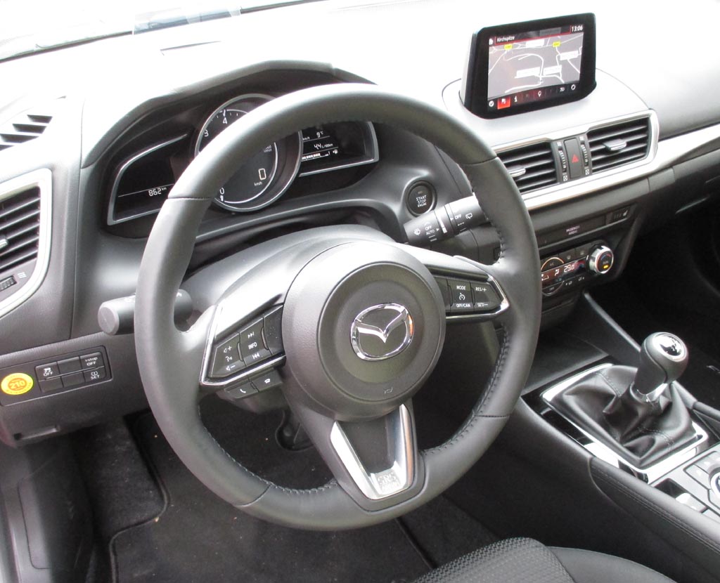Mazda3: Im Cockpit geht es recht übersichtlich zu.