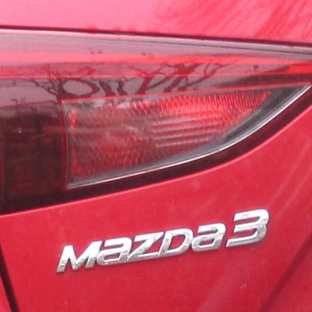 Mazda3: Moderne Leuchteinheit hinten mit Modellschriftzug.