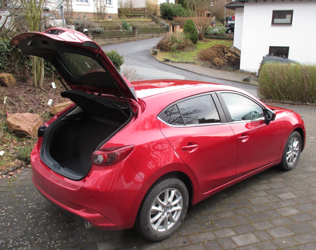 Mazda3: Das Gepäckabteil fasst erweiterbare 364 Liter.