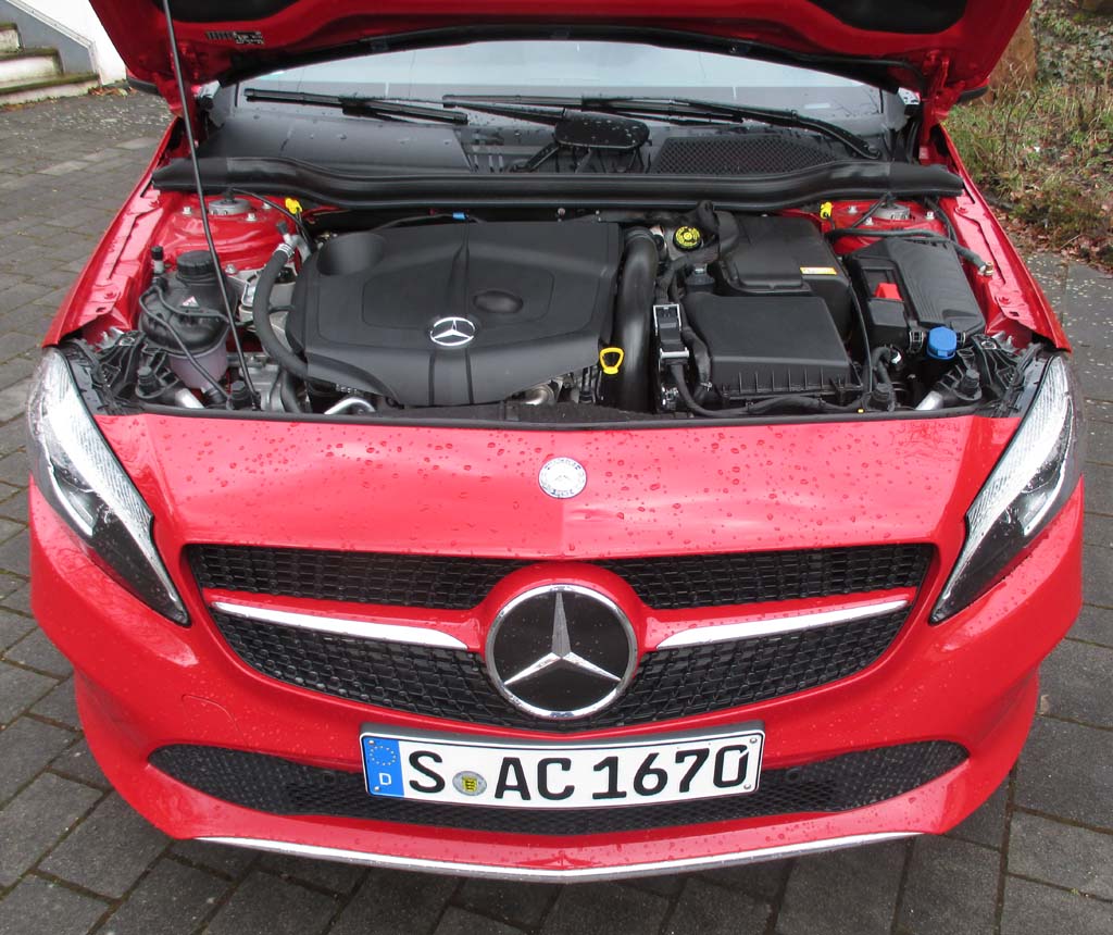 Mercedes A-Klasse: Blick unter die Haube auf den 2,1-Liter-Selbstzünder.