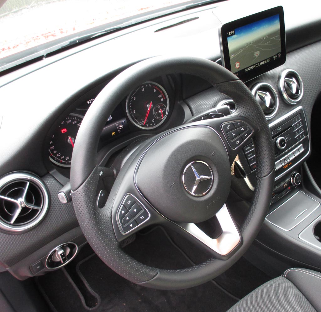 Mercedes A-Klasse: Im Cockpit geht es recht übersichtlich zu.