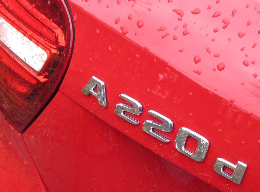 Mercedes A-Klasse: Moderne Leuchteinheit hinten mit Modellkennung.