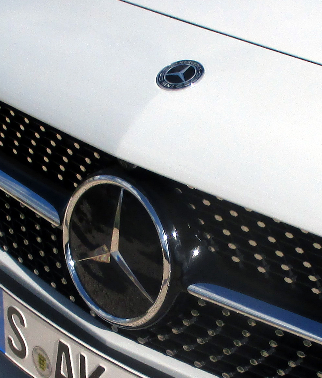 Mercedes A-Klasse: Die Markensterne sitzen vorn auf der Motorhaube und größer im Kühlergrill.