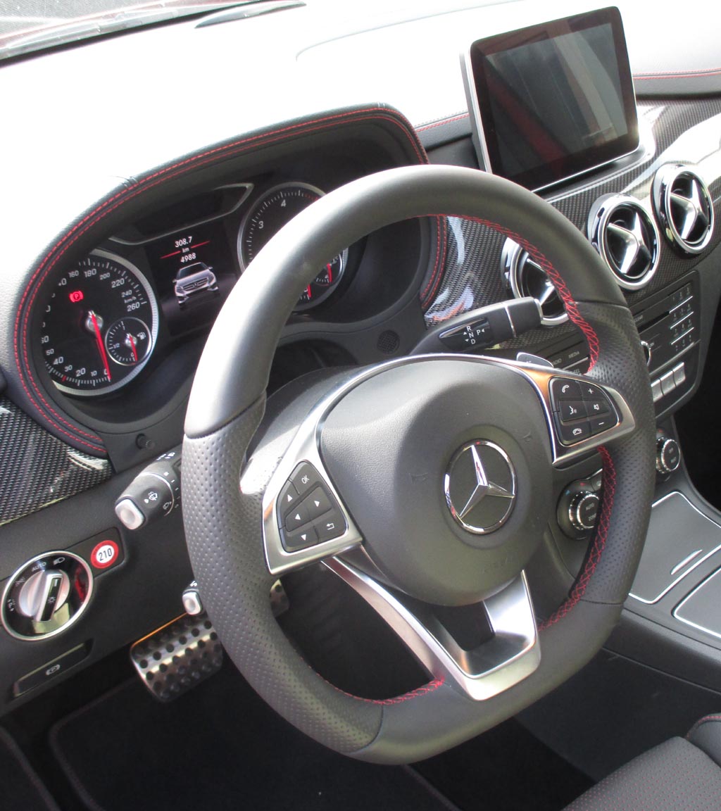 Mercedes B-Klasse: Blick ins Cockpit mit dem freistehenden Display in der Mitte.