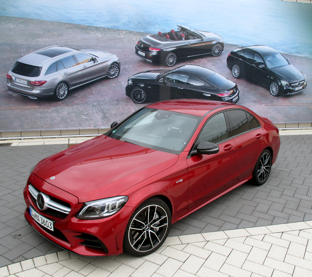 Mercedes C-Klasse: Alle Karosserievarianten auf einmal, auf dem Plakat hinten und der AMG C43 vorn. 