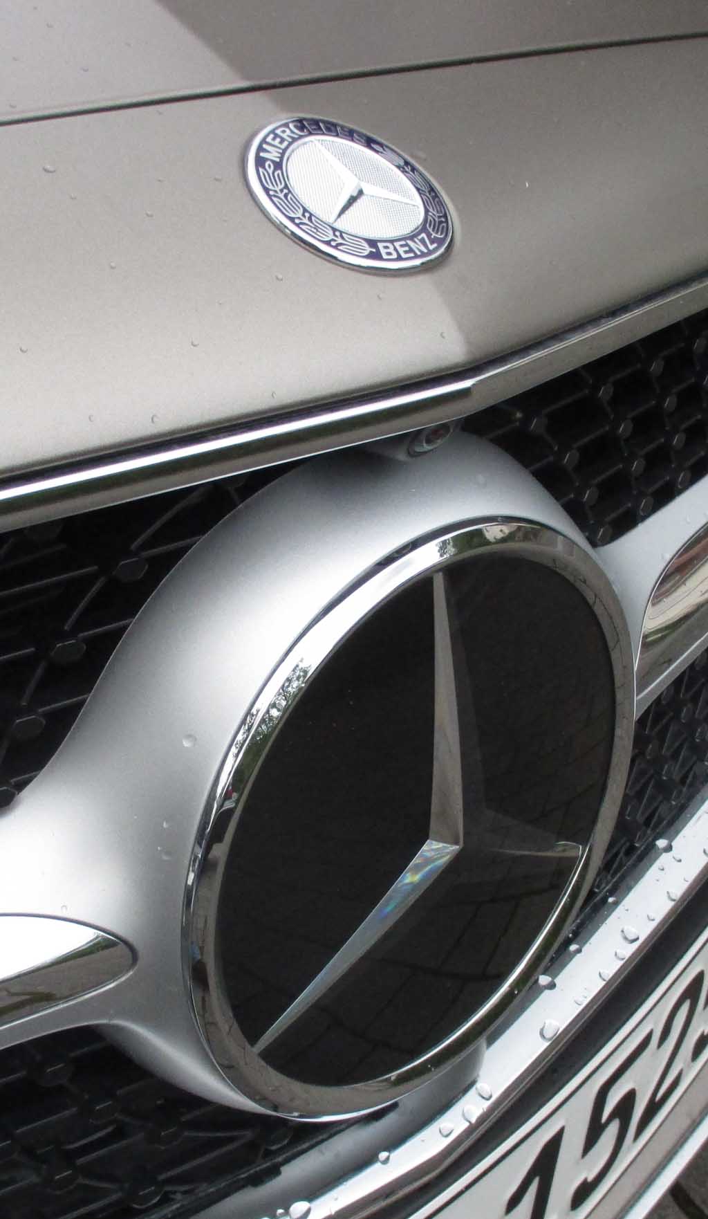Mercedes CLS: Der Markenstern prangt vorn groß und mittig im Kühlergrill.