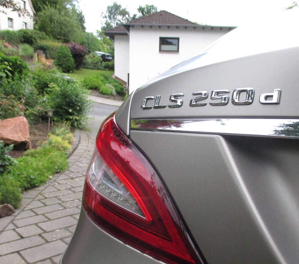 Mercedes CLS: Moderne Leuchteinheit hinten mit Modellkennung.