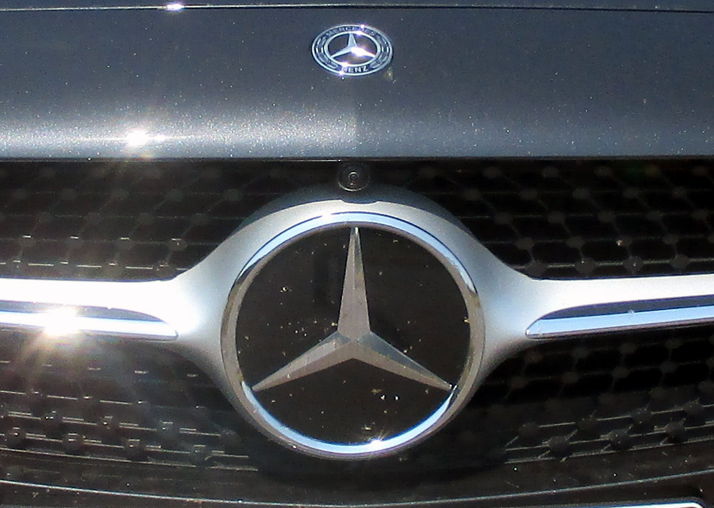 Mercedes CLS: Der Markenstern prangt vorn groß im Kühlergrill.