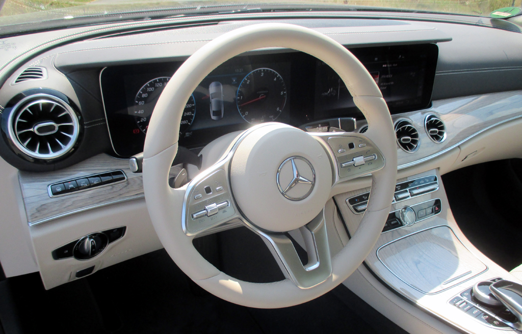 Mercedes CLS: Im Cockpit geht es nicht nur übersichtlich, sondern auch nobel zu.