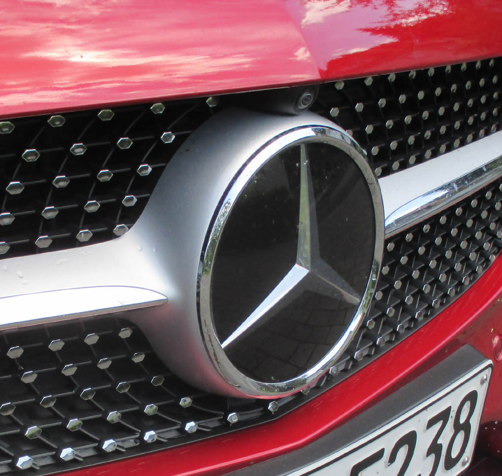 Mercedes C-Klasse Coupé: Der Markenstern prangt vorn groß im Kühlergrill.