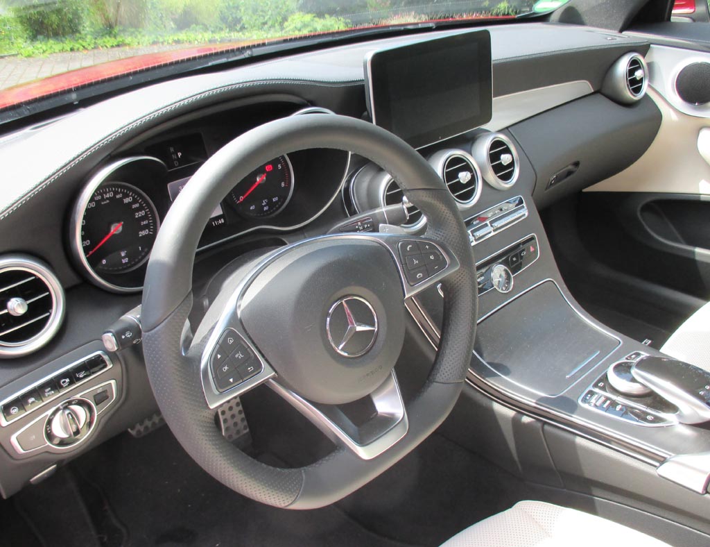 Mercedes C-Klasse Coupé: Blick ins recht noble Cockpit.
