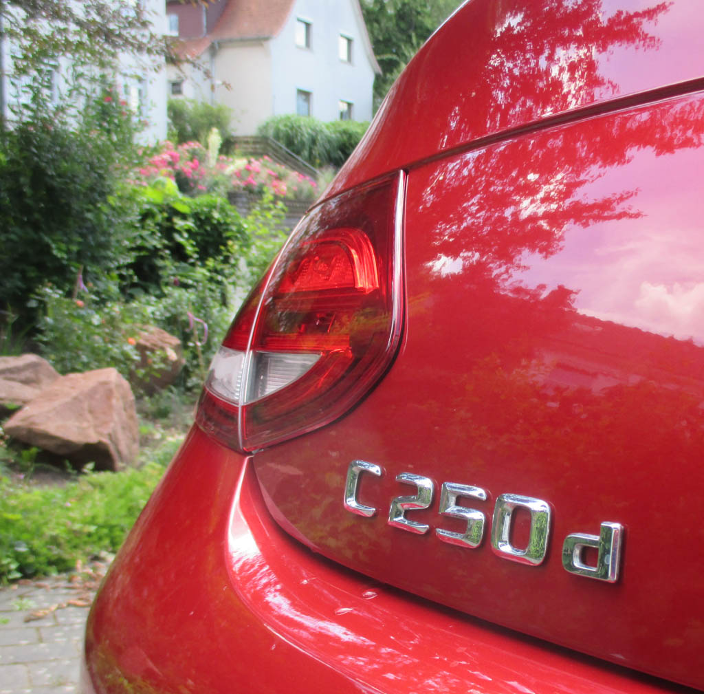 Mercedes C-Klasse Coupé: Moderne Leuchteinheit hinten mit Modellkennung.
