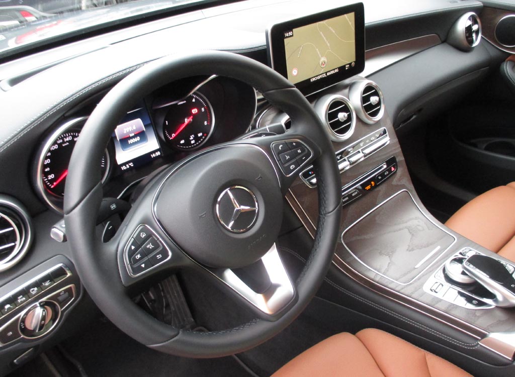 Mercedes GLC Coupé: Im Cockpit geht es insgesamt sehr übersichtlich zu.