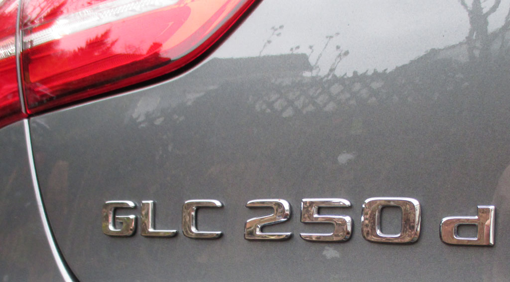 Mercedes GLC Coupé: Blick auf die Modellkennung beim Diesel 250d am Heck.