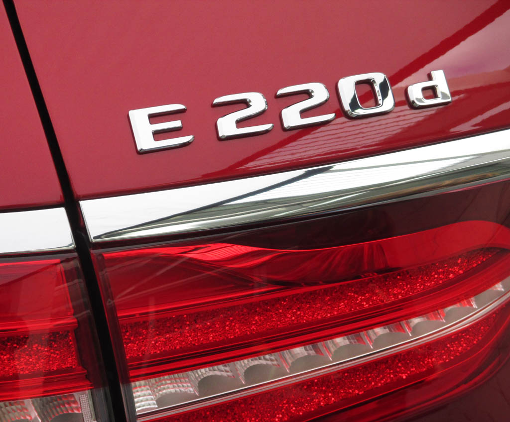Mercedes E-Klasse T-Modell: Moderne Leuchteinheit hinten mit Modellkennung.