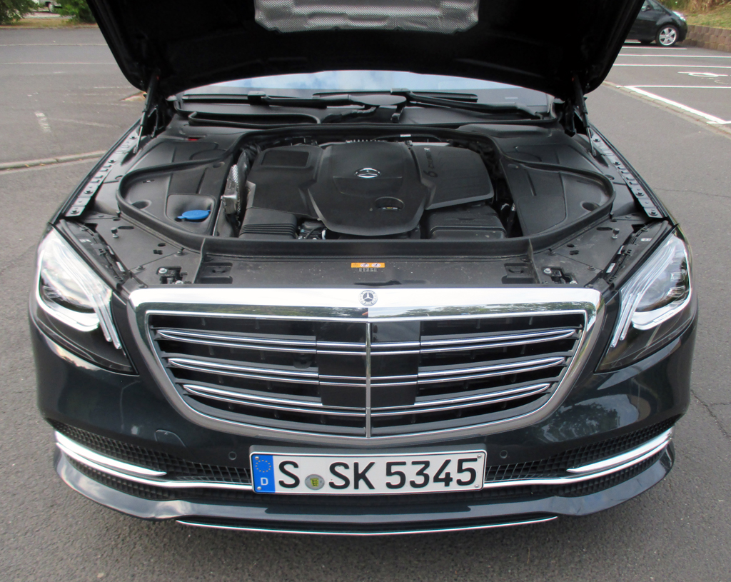 Mercedes S-Klasse: Blick auf den 3,0-Liter-Sechszylinder.