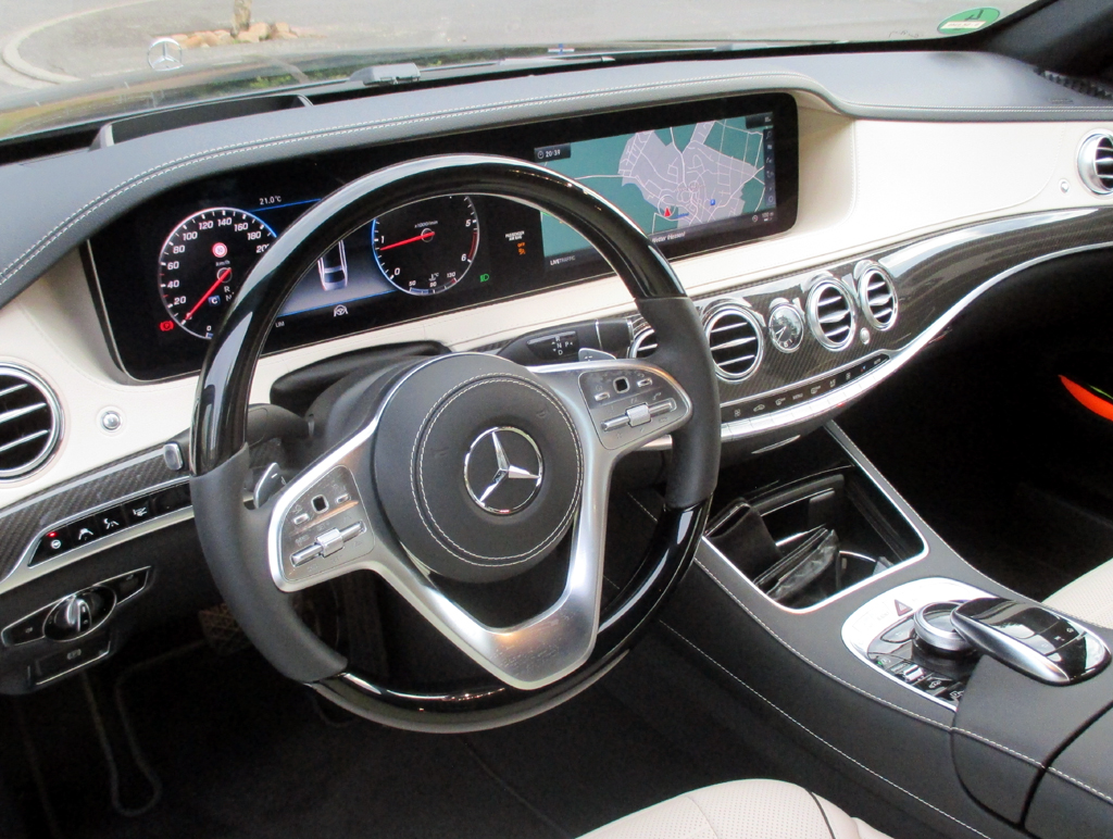 Mercedes S-Klasse: Im noblen Cockpit geht es dank großer Displays übersichtlich zu.