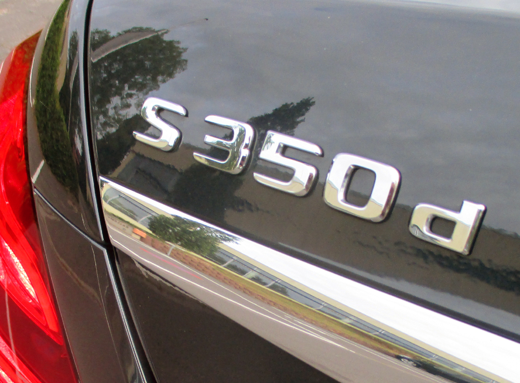 Mercedes S-Klasse: Moderne Leuchteinheit hinten mit Modellkennung.
