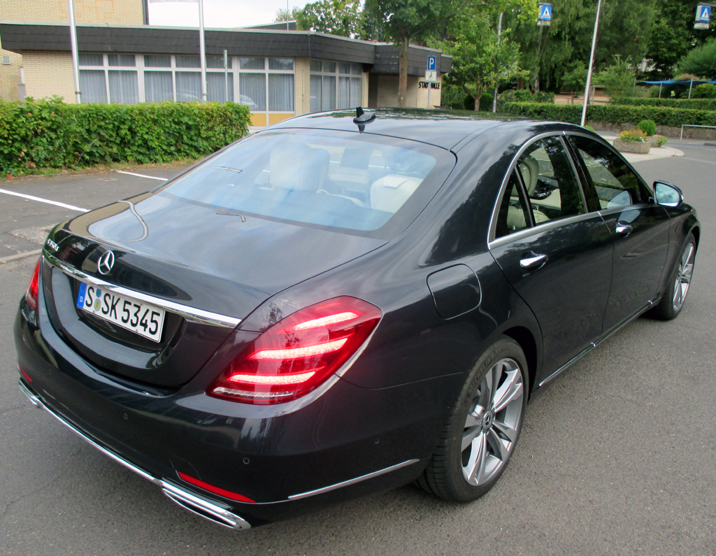 Mercedes S-Klasse: Heck-/Seitenansicht des viertürigen Fünfsitzers.