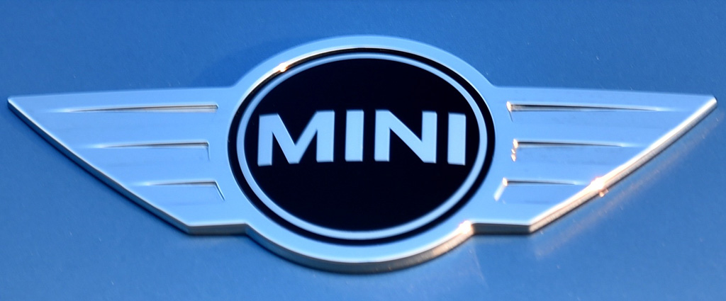 Mini Clubman All4: Blick auf das Markenemblem am Heck.
