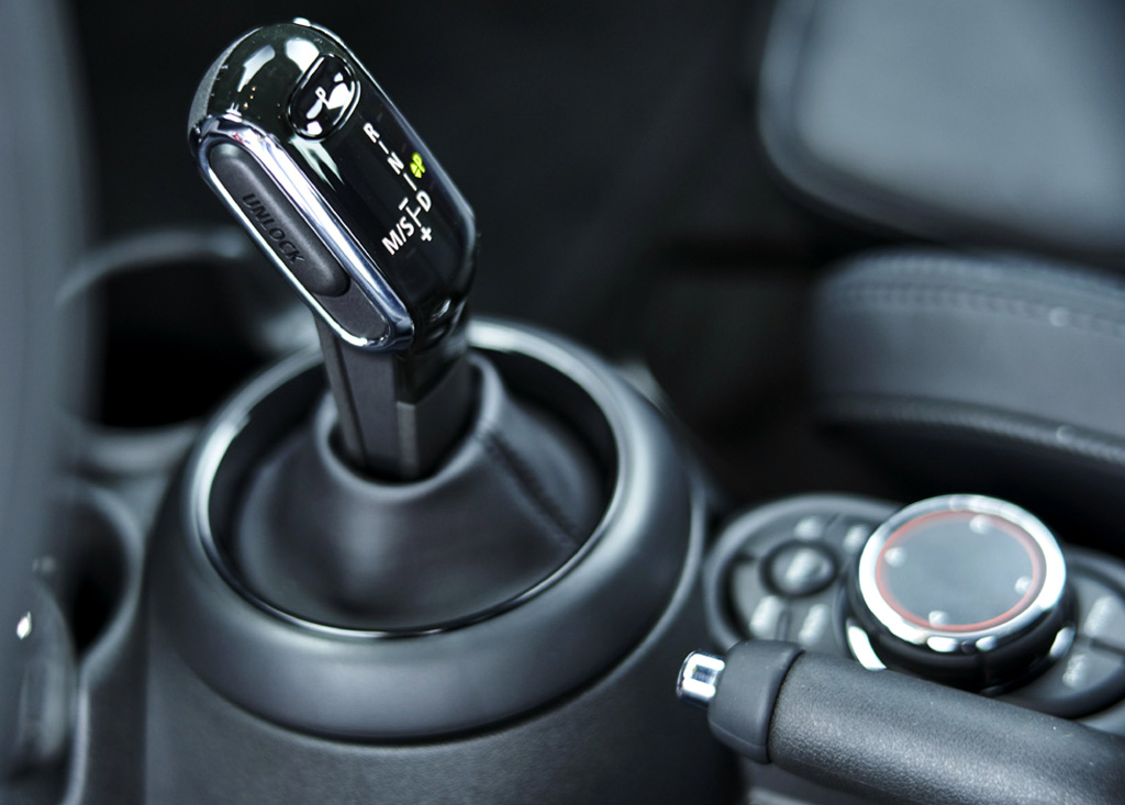 Der elektronische Wählhebel für das neue Getriebe liegt wie ein Joystick in der Hand.