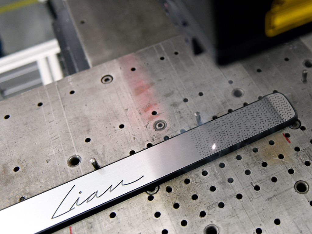 Ein Einstiegsleisten-Beispiel aus dem Produktionsprozess mit Laserbeschriftung.